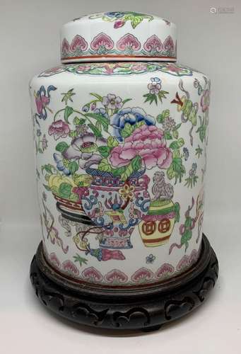 CHINE Vase couvert en porcelaine décoré en émaux de la famil...