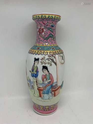 CHINE Vase balustre en porcelaine décoré émaux de la famille...