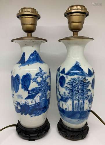 CHINE Paire de vase en porcelaine à décor en bleu de paysage...