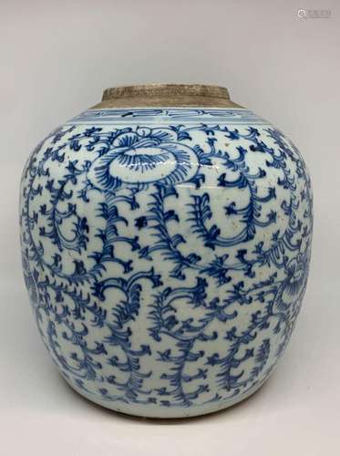 CHINE Pot à gingembre en porcelaine recouvert décoré en bleu...