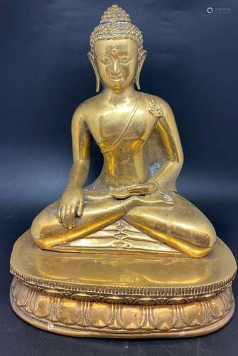 TIBET  Bouddha assis en bronze doré . Dim. : 30 x 24 x 19 cm...