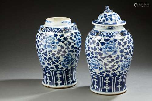 Chine, XXe siècle Paire de potiches couvertes en porcelaine ...