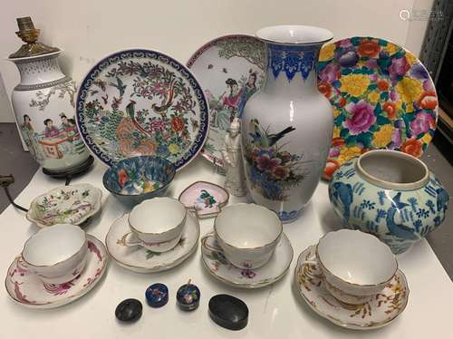 CHINE Ensemble de porcelaines diverses dont trois assiettes,...