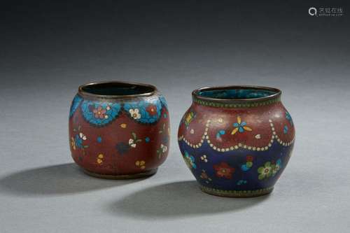 CHINE Deux petits pots en bronze cloisonné à décor de fleurs...