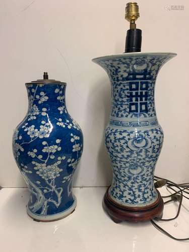 CHINE Deux vases en porcelaine émaillée à décor bleu de fleu...