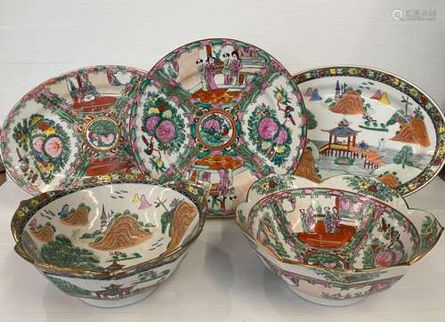 CHINE Deux grands bols et trois plateaux ovales en porcelain...