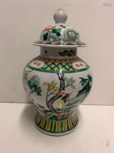 CHINE Potiche couverte en porcelaine de la Famille Verte. A ...