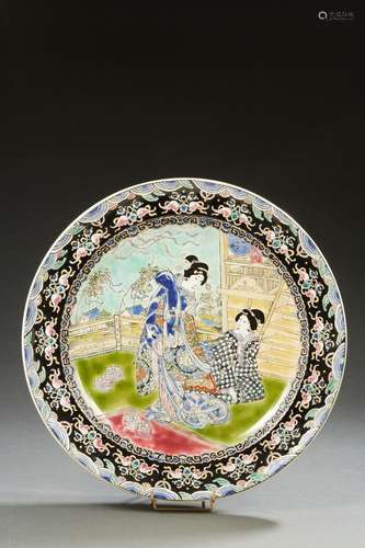 JAPON Grand plat circulaire en porcelaine à décor polychrome...