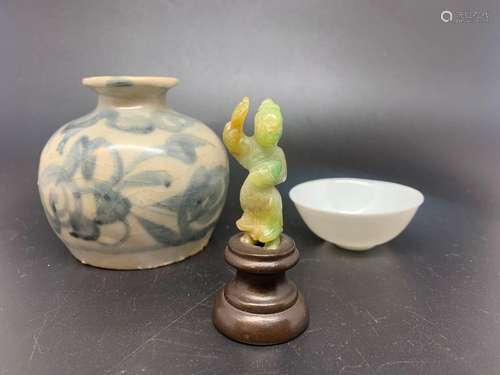 CHINE Lot comprenant un petit sujet en jade sur socle, une p...