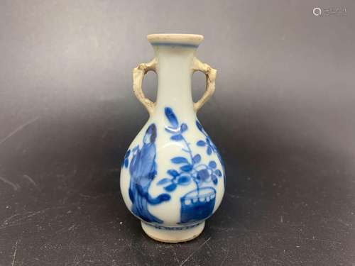 CHINE  Minuscule vase en porcelaine bleu et blanc à décor de...