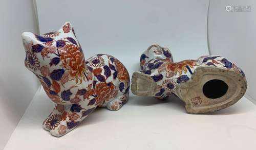 JAPON Paire de chats en porcelaine imari. H. : 17 cm  L. : 1...