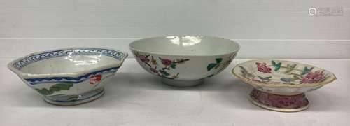 CHINE Lot de trois coupelles en porcelaine, l\'un à décor de...