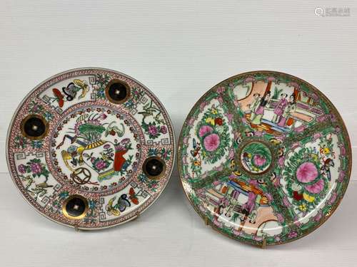 CHINE Paire d\'assiettes polychrome de style CANTON. Marques...