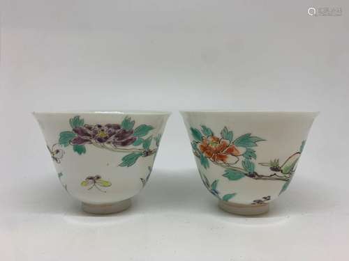 JAPON Paire de sorbets en porcelaine à décor polychrome de p...