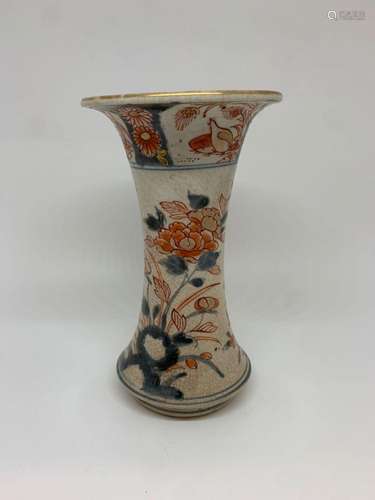 JAPON Vase en porcelaine IMARI en forme de cornet à décor de...