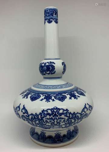 CHINE Vase bouteille en porcelaine blanc bleu à décor de têt...