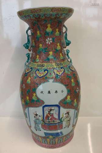 CHINE Vase en porcelaine décoré en émaux de la famille rose ...