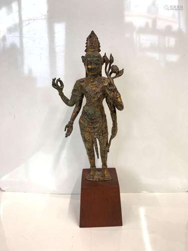 CHINE Bouddha en bronze doré debout sur socle en bois. H. : ...