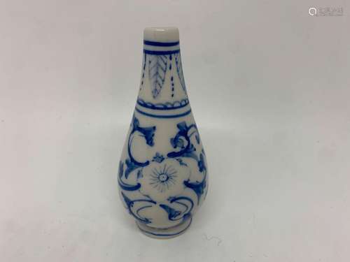 CHINE Petit vase en porcelaine bleu blanc à décor de fleurs ...