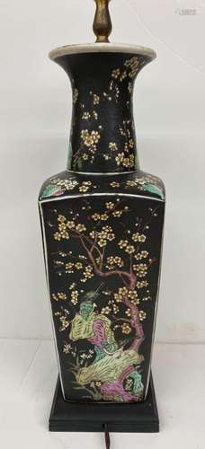 CHINE Vase en porcelaine au fond noir à décor de fleurs et o...