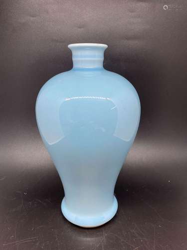 CHINE Vase forme MEIPING en porcelaine monochrome bleu clair...