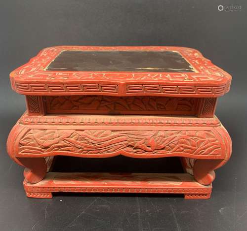 CHINE Selette en bois laqué rouge sculpté . Dim. :11 x 17,5 ...