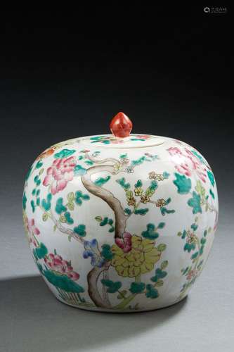 CHINE  Pot boule couvert en porcelaine émaux de la famille r...