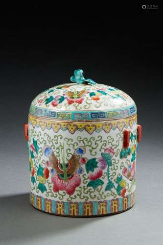 CHINE  Pot couvert surmontée d\'une chimère en porcelaine à ...