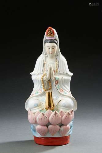 CHINE Satuette en porcelaine figurant la déesse Guanyin sur ...