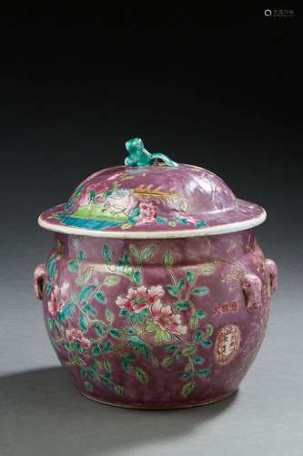 CHINE Pot avec son couvercle en porcelaine surmonté une chim...