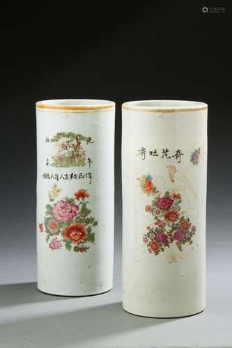 CHINE Deux vases rouleaux en porcelaine blanche à décor de f...