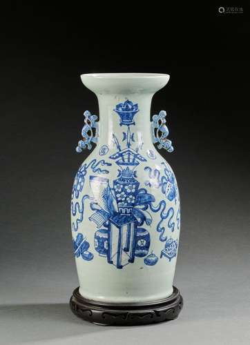 Chine fin XIXe siècle,  Vase balustre en porcelaine émaillée...