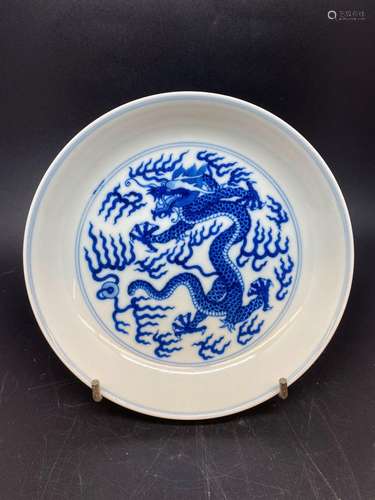 CHINE Assiette en porcelaine décoré bleu de dragons. Marque ...