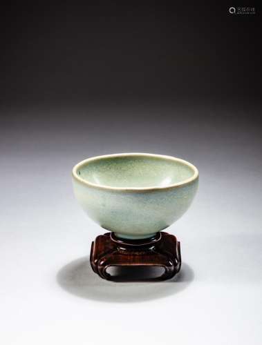 <br />
A small ’Jun’ bubble bowl, Song dynasty | 宋 鈞窰藍釉...