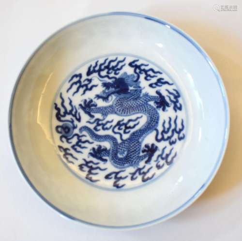 Cina piatto in porcellana bianca e blu con    China blue and...