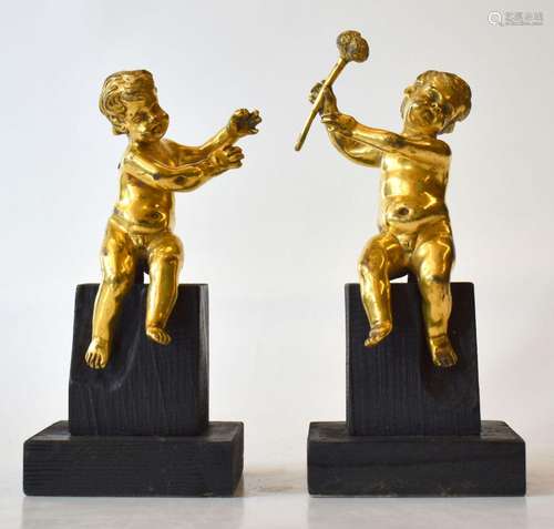 coppia di putti in bronzo dorato sec.XVII    pair of putti i...