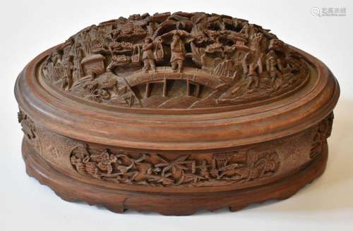 Cina scatola ovale in legno finemente    China finely carved...