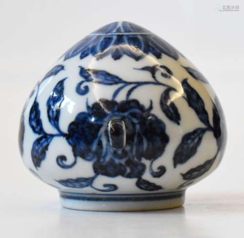 Cina oggetto in porcellana bianca e blu    China blue and wh...