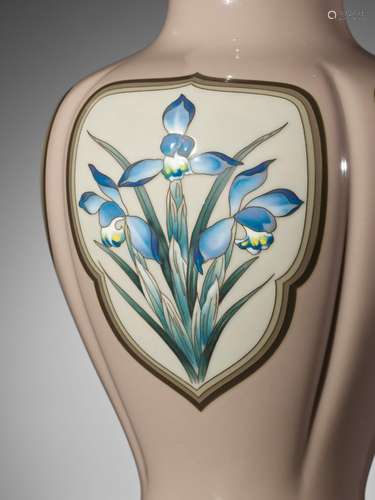 ANDO JUBEI: A SUPERB MORIAGE CLOISONNÉ ENAMEL VASE WITH FRUI...