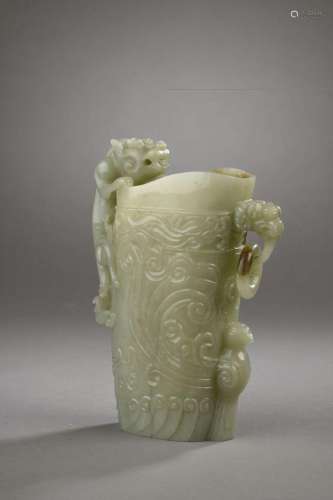 Rhyton en jade céladon, Chine, XXe siècle Sa surface incisée...