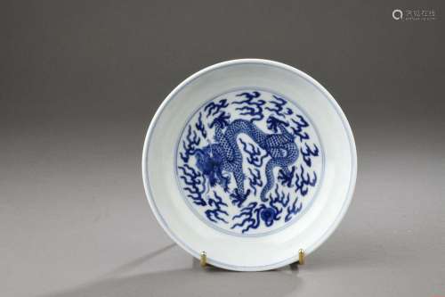 Petit plat en porcelaine bleu blanc à décor de dragon, Chine...