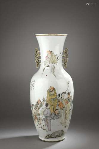 Grand vase en porcelaine à décor d\'immortels, Chine, Républ...