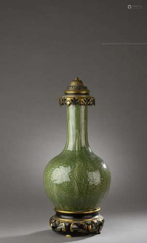Vase bouteille en porcelaine à couverte céladon, Chine, fin ...