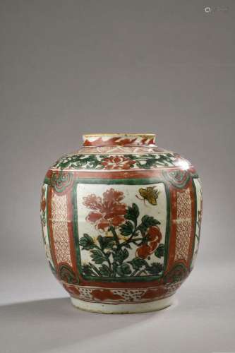 Vase en porcelaine émaillé wucai, Chine, XVIIe siècle Globul...