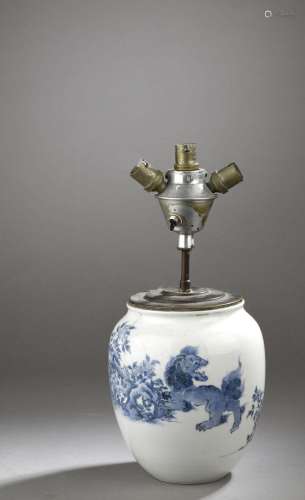 Pot en porcelaine bleu blanc, Chine, XXe siècle A décor de t...