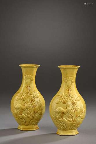 Paire de petits vases en porcelaine émaillée jaune, Chine, X...