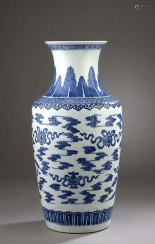 Vase en porcelaine bleu blanc, Chine, XXe siècle De forme ba...