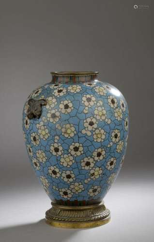 Petit vase en émaux cloisonnés, Chine, début du XXe siècle O...