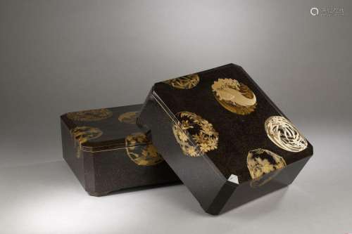 Paire de boîtes en laque maki-e d\'or, Japon, époque d\'Edo/...