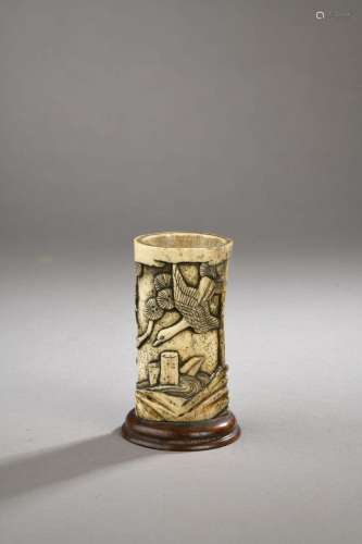 Pot à pinceau en os, Japon, XIXe siècle A décor en relief de...